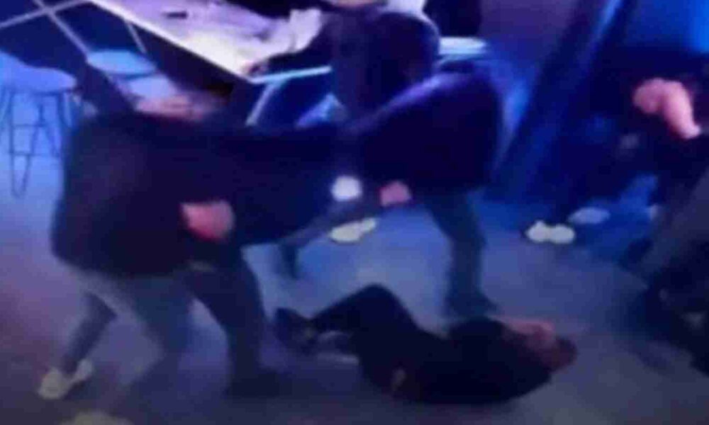 Δολοφονία Μπασιλάρη, Μπασιλάρης, Patras murder, Kostas Basilaris, δολοφονία Πάτρα, ξυλοδαρμός νυχτερινό κέντρο, Gounari Patras, Γούναρη Πάτρα, προφυλάκιση, arrests, ανθρωποκτονία εκ προθέσεως, intentional homicide, Παραλία Πάτρας, Ζαβλάνι, Εξάρχεια, ΕΛΑΣ, Patras nightlife violence, προφυλακισθέντες, περιοριστικοί όροι