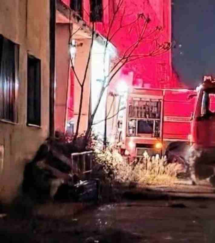 Φωτιά, Πάτρα, Πειραϊκή Πατραϊκή, εγκαταλελειμμένο κτίριο, στέγη, μερικός έλεγχος, Πυροσβεστική, καύση αντικειμένων, αναζωπύρωση, Patras, fire, Piraiki Patraiki, abandoned building, roof fire, partial control, Fire Department, arson, burning objects, Greece news