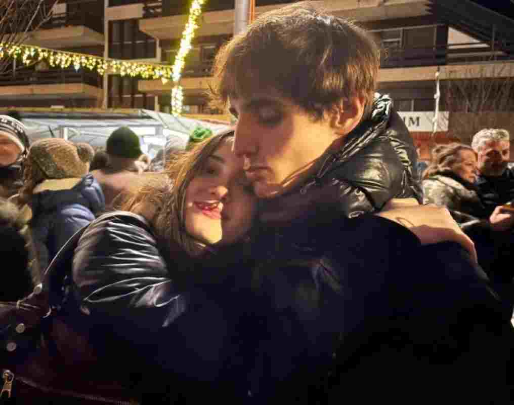 Κραν Μοντανά, Crans Montana, πυρκαγιά, fire, Le Constellation, μπαρ Le Constellation, bar fire, τραγωδία, tragedy, νεκροί, deaths, αγνοούμενοι, missing persons, ταυτοποίηση σορών, body identification, 15χρονη Αλίκη Καλλέργη, 15-year-old Aliki Kallergi, Ρομέν Καλλέργης, Romain Kallergi, έκκληση, plea, πρωτοχρονιά, New Year's Eve fire, έφηβοι, teenagers