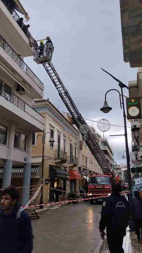Πάτρα, Ρήγα Φεραίου, πτώση σοβάδων, ατύχημα Πάτρα, Πυροσβεστική Πάτρας, πεζόδρομος, Γεροκωστοπούλου, επικίνδυνο κτίριο, έκτακτο τώρα Πάτρα, Patras, Riga Feraiou, falling plaster, balcony collapse Greece, Patras fire brigade, pedestrian street accident, Patras news,