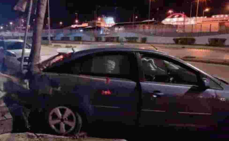 Τροχαίο Πάτρα, Ακτή Δυμαίων, ατύχημα Πάτρα, καραμπόλα Πάτρα, εκτροπή οχήματος, ολισθηρότητα οδοστρώματος, Τροχαία Πατρών, Patras traffic accident, Akti Dymaion, car crash Patras, Patras news, car accident injury, road safety Patras,