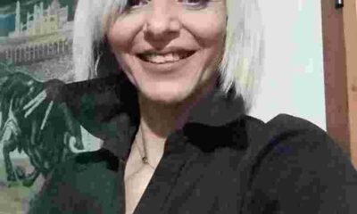 Το τελευταίο «αντίο» στην Κωνσταντίνα Μούζου: Θρήνος στην Πάτρα και την παράταξη «Πάτρα Ενωμένη» Σε κλίμα βαθιάς οδύνης συγγενείς, φίλοι και συνεργάτες αποχαιρετούν σήμερα, Δευτέρα 2 Φεβρουαρίου, την Κωνσταντίνα Μούζου, η οποία έφυγε πρόωρα από τη ζωή, βυθίζοντας στο πένθος την τοπική κοινωνία. Η Κωνσταντίνα Μούζου υπήρξε ενεργό και αγαπητό μέλος της δημοτικής παράταξης «Πάτρα Ενωμένη», αφήνοντας το δικό της αποτύπωμα με την παρουσία και την προσφορά της στα κοινά της πόλης. Η εξόδιος ακολουθία Η νεκρώσιμος ακολουθία θα τελεστεί στις 14:00 στον Ιερό Ναό Αγίας Αικατερίνης, όπου αναμένεται να συγκεντρωθεί πλήθος κόσμου για να της απευθύνει τον ύστατο χαιρετισμό. Η ταφή θα πραγματοποιηθεί αμέσως μετά στο κοιμητήριο της Λεύκας. Συλλυπητήριο μήνυμα από την «Πάτρα Ενωμένη» Η παράταξη της αξιωματικής αντιπολίτευσης του Δήμου Πατρέων εξέδωσε ανακοίνωση, εκφράζοντας τη συντριβή της για τον χαμό του στελέχους της. «Ο επικεφαλής της παράταξης, Κώστας Σβόλης, οι δημοτικοί και διαμερισματικοί σύμβουλοι, καθώς και όλα τα μέλη μας, εκφράζουμε τη βαθιά μας θλίψη και τα ειλικρινή μας συλλυπητήρια στην οικογένεια της εκλιπούσας. Η Κωνσταντίνα ήταν ένα ξεχωριστό μέλος της οικογένειάς μας και η απώλειά της είναι δυσαναπλήρωτη». Παράλληλα, τα μέλη της παράταξης δηλώνουν τη συμπαράστασή τους στους οικείους της, τιμώντας τη μνήμη και την αφοσίωση που επέδειξε η Κωνσταντίνα Μούζου κατά τη διάρκεια της πορείας της.