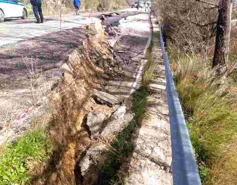 Εθνική Οδός 111, Πατρών Τριπόλεως, Δίβρη, Χάνι Θεοφάνη, καθίζηση οδοστρώματος, κατάρρευση δρόμου, ορεινή Ηλεία, National Road 111, Patras Tripoli highway, Divri, road subsidence, highway collapse, landslide Greece, road network damage,