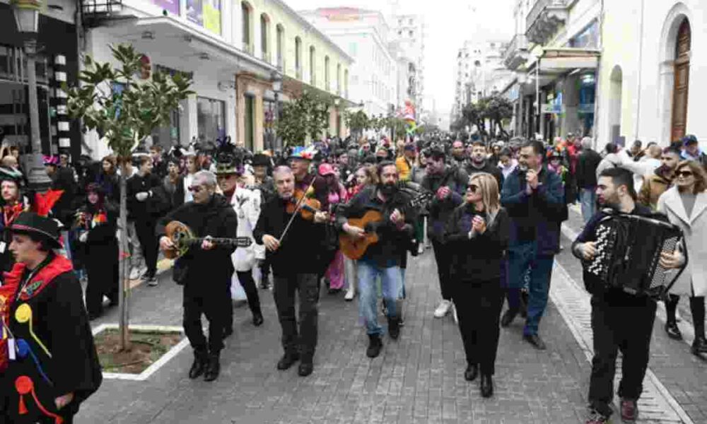 Τσικνοπέμπτη Πάτρα, Tsiknopempti Patras, Πατρινό Καρναβάλι 2026, Patras Carnival 2026, Πλατεία Γεωργίου, George Square Patras, Δημαρχείο Πάτρας, Patras Town Hall, έθιμα Τσικνοπέμπτης, Greek Carnival traditions, γλέντι Πάτρα, Patras street party, παραδοσιακή ορχήστρα, live orchestra Patras, εκδηλώσεις Πάτρα, Patras events, τσίκνισμα, Smoky Thursday Greece, καρναβαλική πρωτεύουσα, Carnival capital Greece, δρόμοι της Πάτρας, Patras city center, χορός και κέφι, carnival celebrations,