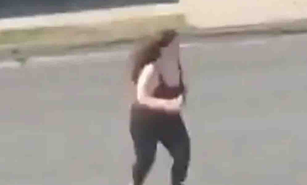 τροχαίο ατύχημα, Μοντερέι, Μεξικό, παράσυρση πεζού, βίντεο σοκ, κάμερες ασφαλείας, αυτοκινητόδρομος, ψυχική υγεία, κρίση ψυχικής υγείας, ειδήσεις κόσμος, τραυματισμός γυναίκας, αστυνομική έρευνα, τροχαίο Μεξικό, ειδήσεις τώρα, Monterrey accident, Mexico road accident, pedestrian hit by car, CCTV footage, dashcam video Mexico, mental health crisis incident, highway accident, woman hit by car Monterrey, breaking news Mexico, road safety, car crash video,