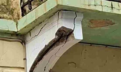 Πάτρα, Patras, Ασημάκη Φωτήλα, Asimaki Fotila, Τεμπονέρα, Temponera, ετοιμόρροπο μπαλκόνι, dangerous balcony, πτώση σοβάδων, falling plaster, κίνδυνος για πεζούς, danger to pedestrians, δημόσια ασφάλεια, public safety, φουρούσι, corbel, διάβρωση κτιρίου, building corrosion, επικίνδυνο σημείο Πάτρα, Patras hazard, παλιά κτίρια Πάτρα,