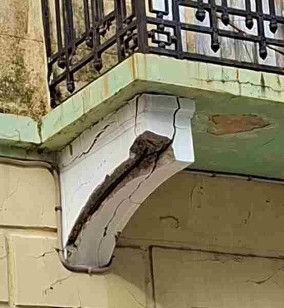 Πάτρα, Patras, Ασημάκη Φωτήλα, Asimaki Fotila, Τεμπονέρα, Temponera, ετοιμόρροπο μπαλκόνι, dangerous balcony, πτώση σοβάδων, falling plaster, κίνδυνος για πεζούς, danger to pedestrians, δημόσια ασφάλεια, public safety, φουρούσι, corbel, διάβρωση κτιρίου, building corrosion, επικίνδυνο σημείο Πάτρα, Patras hazard, παλιά κτίρια Πάτρα,