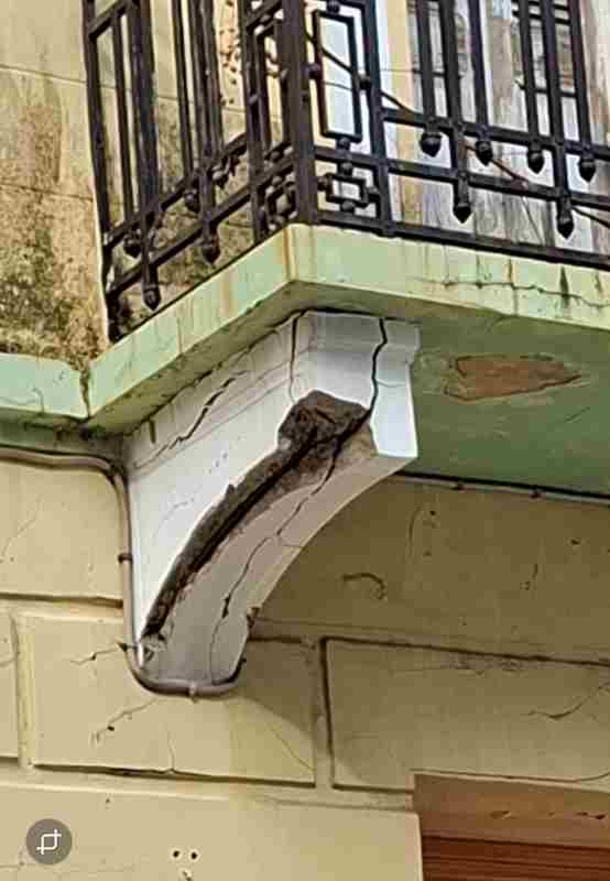 Πάτρα, Patras, Ασημάκη Φωτήλα, Asimaki Fotila, Τεμπονέρα, Temponera, ετοιμόρροπο μπαλκόνι, dangerous balcony, πτώση σοβάδων, falling plaster, κίνδυνος για πεζούς, danger to pedestrians, δημόσια ασφάλεια, public safety, φουρούσι, corbel, διάβρωση κτιρίου, building corrosion, επικίνδυνο σημείο Πάτρα, Patras hazard, παλιά κτίρια Πάτρα,