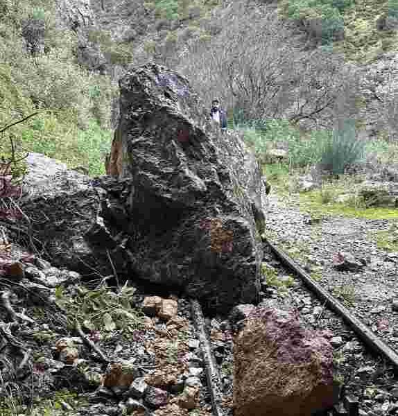 Οδοντωτός, Odontotos, Διακοπτό Καλάβρυτα, Diakopto Kalavryta, πτώση βράχων, rockfall, κατολίσθηση, landslide, ασφάλεια σιδηροδρόμων, railway safety, Hellenic Train, διακοπή δρομολογίων, train suspension, φαράγγι Βουραϊκού, Vouraikos gorge, έργα αντιστήριξης, protection works, Καλάβρυτα, Kalavryta,