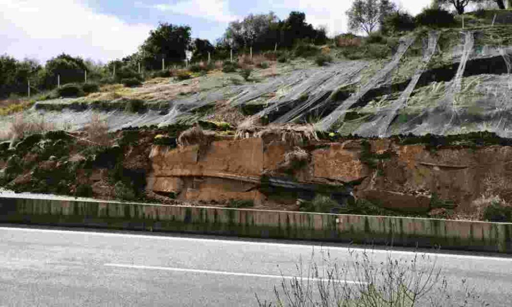 Ιόνια Οδός, Ionia Odos, κατολίσθηση, landslide, Συκούλα, Sykoula, διακοπή κυκλοφορίας, traffic disruption, ρήγμα, ground fissure, εκτροπή κυκλοφορίας, traffic diversion, Νέα Οδός, Nea Odos, Άρτα, Arta, Αμφιλοχία, Amfilochia, Ιωάννινα, Ioannina, κόμβος Αβγού, Avgou interchange, εθνική οδός, national road Greece, πρόβλημα κυκλοφορίας, road safety Greece, έντονα καιρικά φαινόμενα, severe weather Greece, διόδια Τερόβου, Terovo tolls, οδικά έργα,