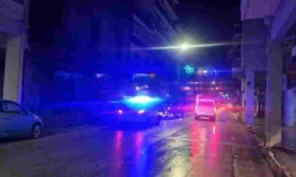 Πάτρα, τροχαίο ατύχημα, οδός Κορίνθου, Φαβιέρου, ειδήσεις Πάτρα, αγροτικό αυτοκίνητο, σύγκρουση, σταθμευμένα οχήματα, ολισθηρότητα, Τροχαία Πατρών, Patras, car accident, Korinthou street, Favierou, Patras news, pickup truck, car crash, parked cars, slippery road,