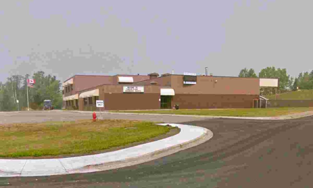 Tumbler Ridge, British Columbia, Canada, school shooting, πυροβολισμοί σε σχολείο, Tumbler Ridge Secondary School, Mark Carney, Μάρκ Κάρνεϊ, David Eby, RCMP, female shooter, γυναίκα δράστιδα, mass shooting Canada, μαζική ένοπλη επίθεση, BC news, καναδική αστυνομία, gun control Canada, έλεγχος οπλοκατοχής, 10 dead Canada,