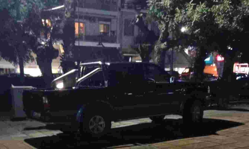 Πάτρα, Πλατεία Ομονοίας, στάθμευση, παράνομο παρκάρισμα, αγροτικό, Γιώργος Αυγερόπουλος, ειδήσεις Πάτρα, προκλητικό παρκάρισμα, Patras, Omonoia Square, illegal parking, pickup truck parking, Patras news, viral parking Greece, George Avgeropoulos