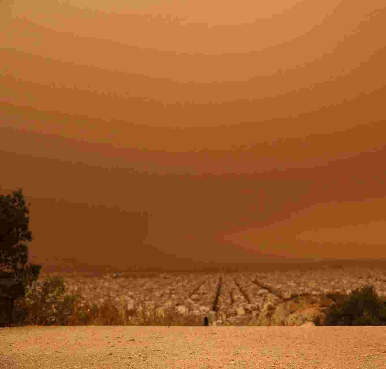 Αφρικανική σκόνη, African dust Greece, καιρός τώρα, Greek weather alert, ΕΜΥ έκτακτο δελτίο, Saharan dust storm 2026, θυελλώδεις άνεμοι, gale force winds Greece, 112 προειδοποίηση, emergency message 112, ποιότητα αέρα, air quality Athens, Ρέθυμνο σκόνη, Crete dust storm, Αττική καιρός, λασποβροχή, mud rain, Meteo προβλέψεις, Χίος 112, Chios weather, Σέριφος άνεμοι, Serifos gale, μικροσωματίδια PM10, PM10 concentration, Πάτρα σκόνη, Patras dust, δορυφόρος EUMETSAT,