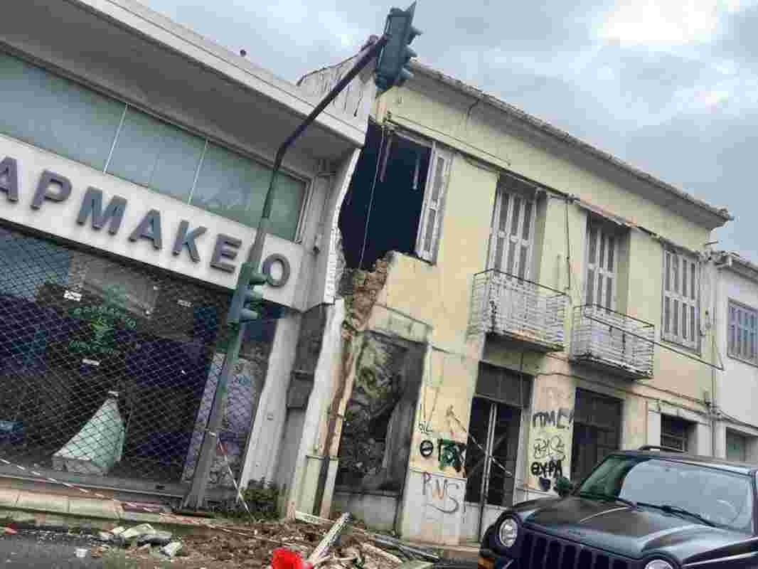 Πάτρα, Patras, ειδήσεις Πάτρα, Patras news, κατάρρευση κτιρίου, building collapse, ετοιμόρροπα κτίρια, crumbling buildings, Ιωνίας και Σμύρνης, Ionias and Smyrnis, επικίνδυνα κτίσματα, dangerous structures, παλιά κτίρια Πάτρα, old buildings Patras, πτώση τοίχου, wall collapse, δημόσια ασφάλεια, public safety, Πάτρα καιρός, Patras weather effects, εγκαταλελειμμένα κτίρια,