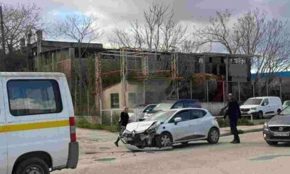 τροχαίο Πάτρα, οδός Κανελλοπούλου, ατύχημα σήμερα, Πάτρα ειδήσεις, τροχαίο ατύχημα Πάτρα, Κανελλοπούλου Πάτρα, ΕΚΑΒ Πάτρα, αστυνομία Πάτρα, υλικές ζημιές, κυκλοφορία Πάτρα, τοπικές ειδήσεις Πάτρα, car accident Patras, Kanellopoulou street Patras, traffic accident Greece, Patras news today, car crash Patras, Kanellopoulou Patras accident, traffic jam Patras, local news Patras,