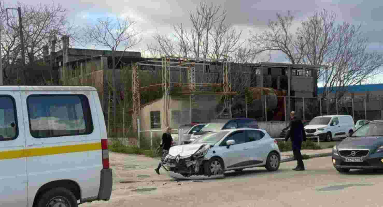 τροχαίο Πάτρα, οδός Κανελλοπούλου, ατύχημα σήμερα, Πάτρα ειδήσεις, τροχαίο ατύχημα Πάτρα, Κανελλοπούλου Πάτρα, ΕΚΑΒ Πάτρα, αστυνομία Πάτρα, υλικές ζημιές, κυκλοφορία Πάτρα, τοπικές ειδήσεις Πάτρα, car accident Patras, Kanellopoulou street Patras, traffic accident Greece, Patras news today, car crash Patras, Kanellopoulou Patras accident, traffic jam Patras, local news Patras,