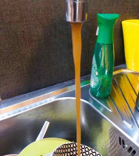 Οβρυά Πάτρας, ΔΕΥΑΠ, Δήμος Πατρέων, ακατάλληλο νερό, λάσπη στη βρύση, καφέ νερό, πρόβλημα υδροδότησης, μολυσμένο νερό, θολό νερό, δημόσια υγεία Πάτρα, καταγγελία ΔΕΥΑΠ, δίκτυο ύδρευσης, υποδομές Πάτρα, νερό Πάτρα, Ovrya Patras, DEYAP Patras, Patras water supply, Municipality of Patras, contaminated water, brown tap water, water quality issues, muddy water Patras, water pollution Greece, public health risk, water infrastructure, water utility complaint, Patras water crisis,