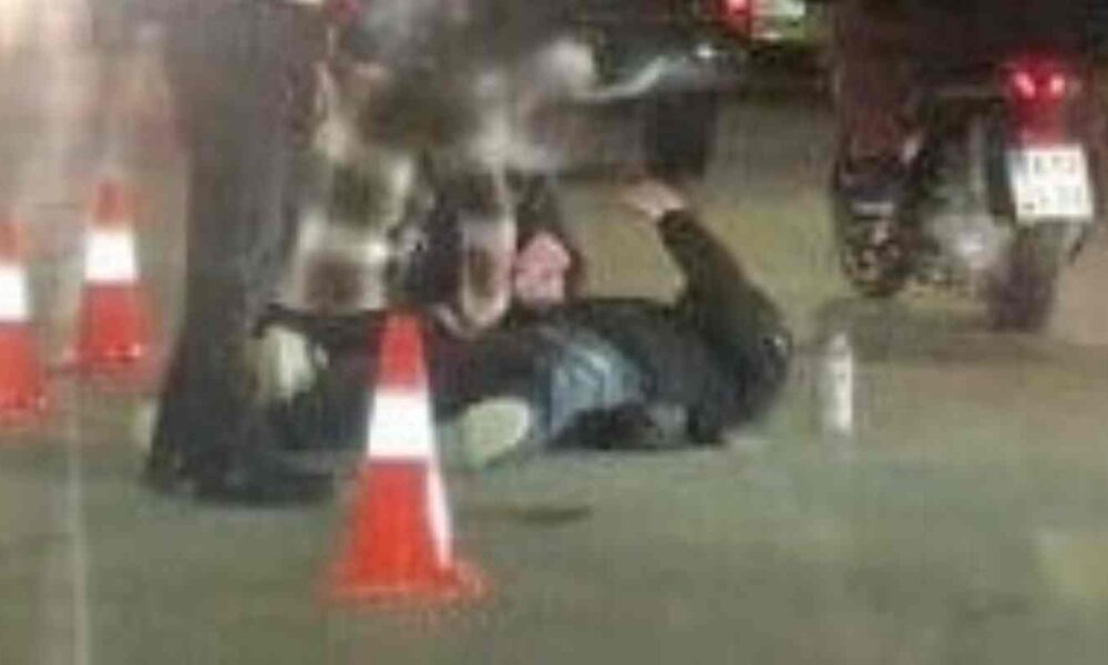 τροχαίο Πάτρα, ατύχημα Γούναρη, διανομέας Πάτρα, delivery ατύχημα, τροχαίο τώρα Πάτρα, οδός Γούναρη, τραυματισμός διανομέα, Τροχαία Πατρών, ειδήσεις Πάτρα, σοκαριστικό τροχαίο, car accident Patras, road accident Gounari street, delivery driver accident Patras, motorcycle crash Patras, Patras news, Gounari Patras, traffic accident Greece, courier accident, emergency Patras,