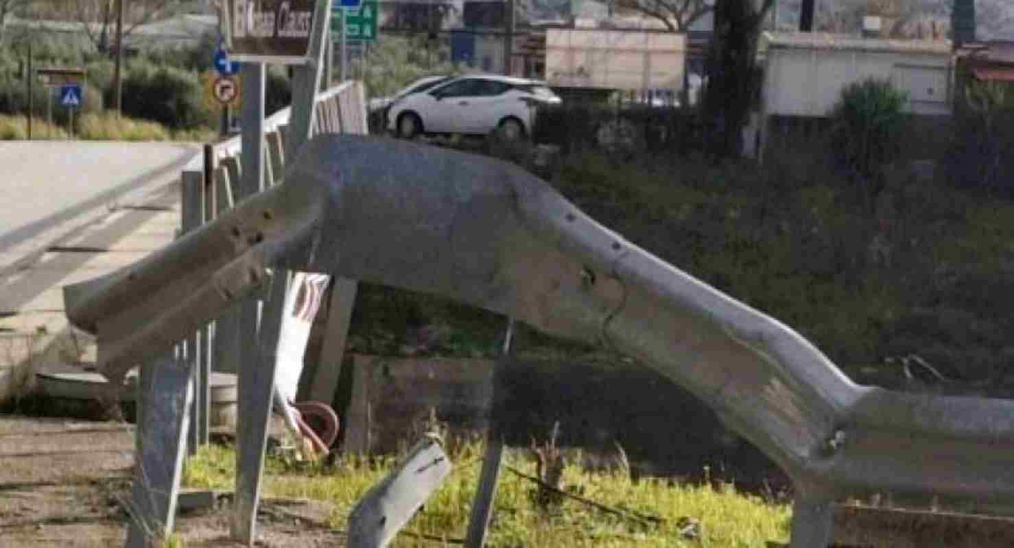 Πάτρα, οδική ασφάλεια, τροχαία ατυχήματα, διασταύρωση Γλαύκου Ακρωτηρίου, επικίνδυνα σημεία Πάτρα, παλλόμενος σηματοδότης, σήμανση οδών, προστατευτικές μπάρες, οδικές υποδομές, Οβρυά, Περιμετρική Πάτρας, ατυχήματα με δίκυκλα, Patras, road safety, traffic accidents, Glaykos Akrotiriou junction, dangerous intersections Patras, flashing amber light, road signage, safety barriers, road infrastructure, Ovrya, Patras bypass,