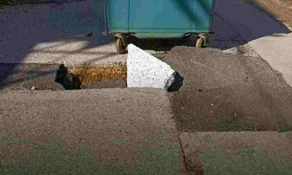 Αγυιά Πάτρα, Aguia Patras, οδός Σοφίας Βέμπο, Sofias Vembo street, οδός Πορφύρας, Porfyras street, λακκούβες Πάτρα, potholes Patras, ρήγμα στον δρόμο, road crack, Δήμος Πατρέων, Municipality of Patras, οδική ασφάλεια, road safety, επικίνδυνο οδόστρωμα, dangerous road conditions, καταγγελίες πολιτών, citizen complaints, κάδος απορριμμάτων, garbage bin, ατύχημα, accident risk, Πάτρα ειδήσεις,