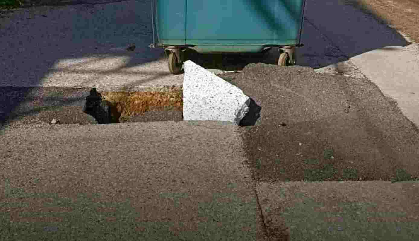 Αγυιά Πάτρα, Aguia Patras, οδός Σοφίας Βέμπο, Sofias Vembo street, οδός Πορφύρας, Porfyras street, λακκούβες Πάτρα, potholes Patras, ρήγμα στον δρόμο, road crack, Δήμος Πατρέων, Municipality of Patras, οδική ασφάλεια, road safety, επικίνδυνο οδόστρωμα, dangerous road conditions, καταγγελίες πολιτών, citizen complaints, κάδος απορριμμάτων, garbage bin, ατύχημα, accident risk, Πάτρα ειδήσεις,