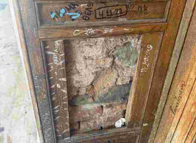 Δημοτικό Θέατρο Απόλλων Πάτρα, Πλατεία Γεωργίου Πάτρα, νεοκλασική αρχιτεκτονική Πάτρα, βανδαλισμοί μνημείων, εγκατάλειψη πολιτιστικής κληρονομιάς, Δήμος Πατρέων, Υπουργείο Πολιτισμού, συντήρηση νεοκλασικών κτιρίων, δρύινες πόρτες Απόλλων, ιστορικά κτίρια Πάτρα, ασφάλεια κέντρου Πάτρας, Τσίλερ Πάτρα, προβλήματα στοάς Απόλλων, Apollo Municipal Theatre Patras, Georgiou Square Patras, neoclassical architecture Greece, monument vandalism, cultural heritage neglect, Municipality of Patras, Greek Ministry of Culture, historic building maintenance, Ernst Ziller Patras, wooden doors restoration, Patras city center safety,