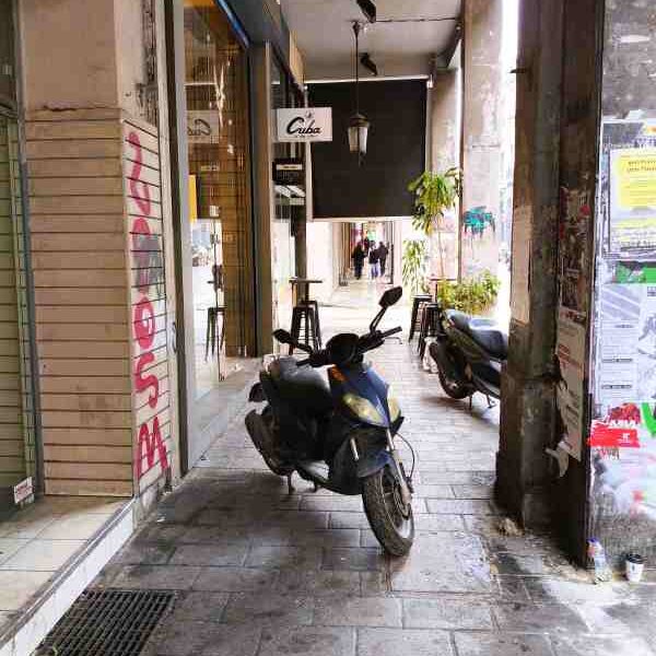 Πάτρα, Patras, Κορίνθου και Βότση, παράνομη στάθμευση, illegal parking Greece, γαϊδουρίστικο πάρκινγκ, jerk parking, πεζοδρόμια, sidewalks, προσβασιμότητα, accessibility, οδηγός της χρονιάς, driver of the year, Patras city center, Greece traffic violations, προβλήματα πόλης, city life,