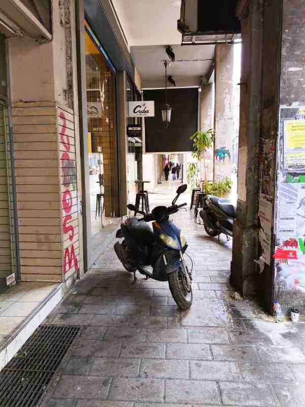 Πάτρα, Patras, Κορίνθου και Βότση, παράνομη στάθμευση, illegal parking Greece, γαϊδουρίστικο πάρκινγκ, jerk parking, πεζοδρόμια, sidewalks, προσβασιμότητα, accessibility, οδηγός της χρονιάς, driver of the year, Patras city center, Greece traffic violations, προβλήματα πόλης, city life,