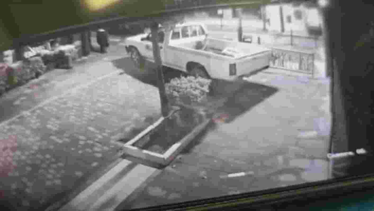 Αίγιο, ληστεία, κοσμηματοπωλείο, διάρρηξη, εμβολισμός, αγροτικό αυτοκίνητο, Ανδρέου Λόντου, Μητροπόλεως, αλεξίσφαιρη τζαμαρία, Ασφάλεια Αιγίου, αστυνομικό ρεπορτάζ, Aigio, robbery, jewelry store heist, burglary, ram-raiding, pickup truck, jewelry theft, smash and grab,