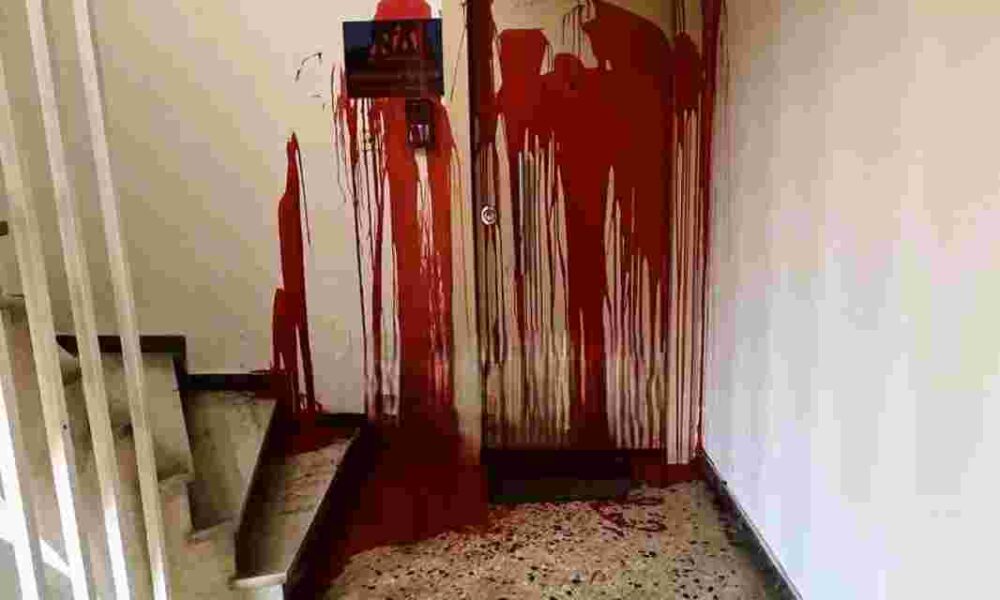 Χριστίνα Αλεξοπούλου, Christina Alexopoulou, Πάτρα, Patras, Νέα Δημοκρατία, New Democracy, βανδαλισμός, vandalism, πολιτικό γραφείο, political office, επίθεση με μπογιές, paint attack, Αχαΐα, Achaia, πλατεία Γεωργίου, Georgiou Square, φθορές, damages, ειδήσεις Πάτρα, Patras news, βουλευτής Αχαΐας, MP Achaia, πρώην υφυπουργός,