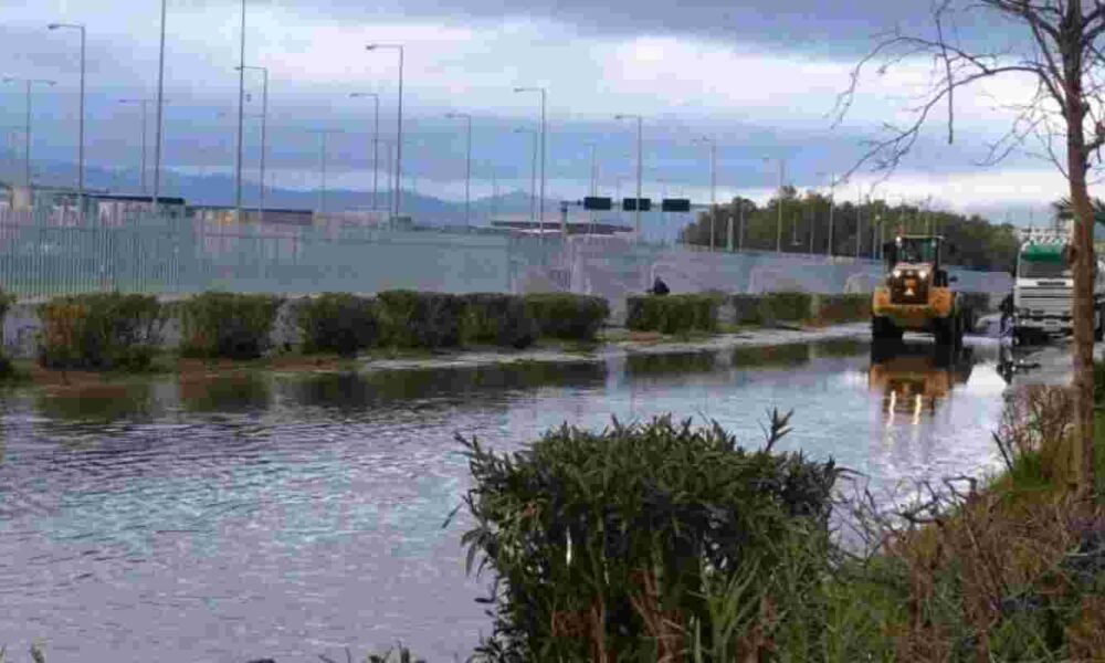 Πάτρα, Ακτή Δυμαίων, πλημμύρα Πάτρα, κακοκαιρία Πάτρα, κλειστοί δρόμοι Πάτρα, έργα υποδομής Πάτρα, φραγμένα φρεάτια, ευθύνη Δήμου Πατρέων, Περιφέρεια Δυτικής Ελλάδας, αντιπλημμυρικά έργα, απόγνωση κατοίκων, ζημιές από πλημμύρες, διαμαρτυρία Πάτρα, προβλήματα οδηγών, Patras, Akti Dymaion, Patras flood, Patras weather, Patras road closures, infrastructure Patras, drainage system failure, Patras municipality responsibility, Western Greece Region, flood protection works, residents in despair, flood damage Patras, Patras protest,
