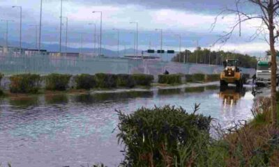 Πάτρα, Ακτή Δυμαίων, πλημμύρα Πάτρα, κακοκαιρία Πάτρα, κλειστοί δρόμοι Πάτρα, έργα υποδομής Πάτρα, φραγμένα φρεάτια, ευθύνη Δήμου Πατρέων, Περιφέρεια Δυτικής Ελλάδας, αντιπλημμυρικά έργα, απόγνωση κατοίκων, ζημιές από πλημμύρες, διαμαρτυρία Πάτρα, προβλήματα οδηγών, Patras, Akti Dymaion, Patras flood, Patras weather, Patras road closures, infrastructure Patras, drainage system failure, Patras municipality responsibility, Western Greece Region, flood protection works, residents in despair, flood damage Patras, Patras protest,