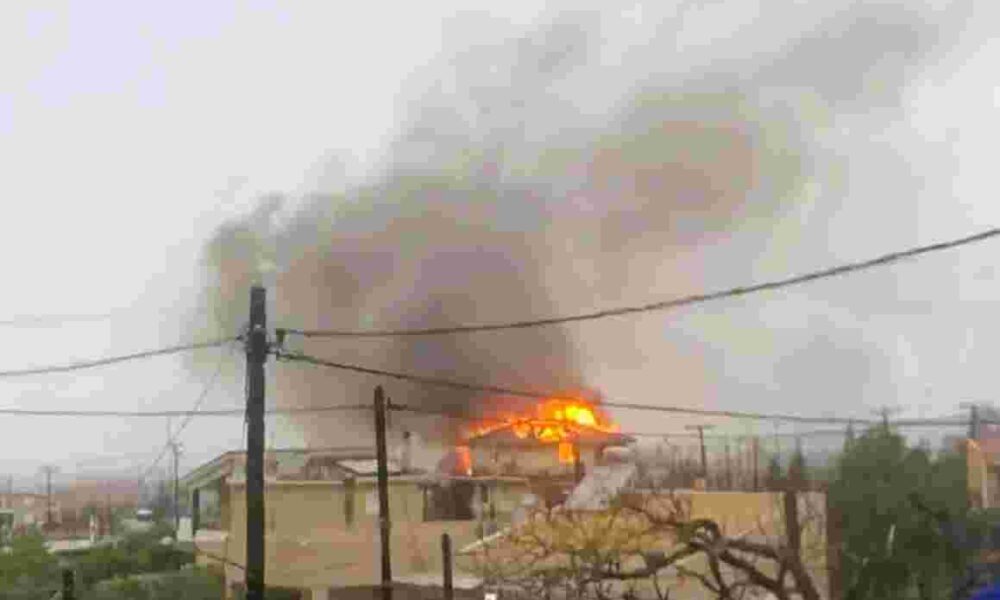 Πυρκαγιά Πάτρα, Fire Patras, Περιβόλα Πάτρας, Perivola Patras, Πυροσβεστική Υπηρεσία Πατρών, Patras Fire Department, οδός Αριστοτέλους, Aristotelous street, φωτιά σε σπίτι, house fire, ειδήσεις Πάτρα, Patras news, έξοδος Γλαύκου, Glavkos exit, Περιμετρική Πατρών, Patras bypass, κατάσβεση φωτιάς, firefighting operation, Αχαΐα ειδήσεις, Achaia news, τριώροφη οικία, three-story house fire, έκτακτη είδηση,