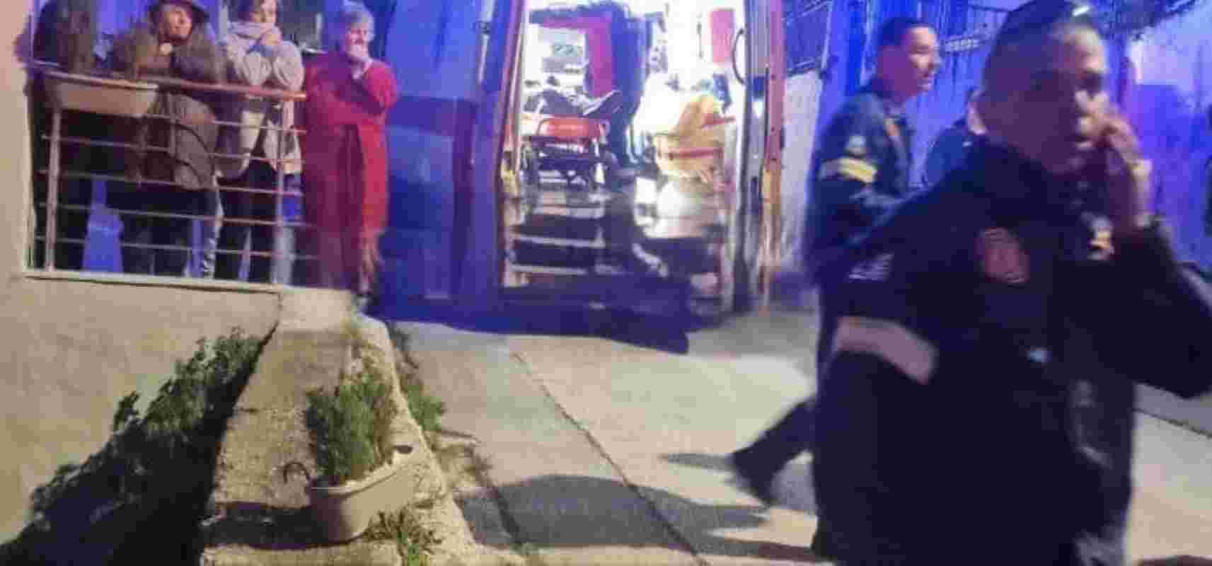 Πάτρα, Patras, Ζαβλάνι, Zavlani, Αχαϊκή Συμπολιτεία, Achaiki Sympoliteia, ατύχημα, accident, πτώση από ύψος, fall from height, τραυματισμός, injury, σοβαρό ατύχημα, serious accident, Πυροσβεστική Πάτρα, Fire Department Patras, ΕΚΑΒ, Ambulance, επιχείρηση διάσωσης, rescue operation, Αστυνομία, Police, βυθισμένο οικόπεδο, sunken plot, πεζοδρόμιο, sidewalk, ειδήσεις Πάτρα, Patras news, τοπικές ειδήσεις, local news Greece, έκτακτη είδηση,