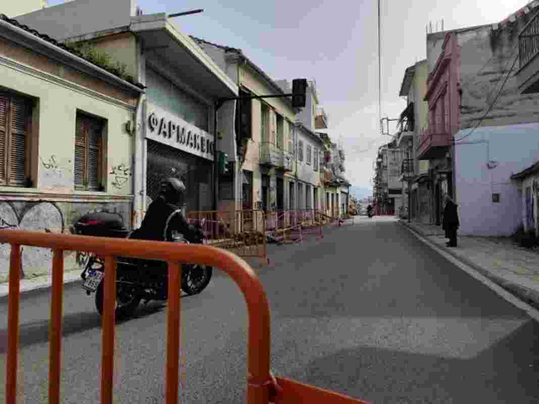 Πάτρα, Patras, κατάρρευση κτιρίου, building collapse, οδός Ιωνίας, Ionia street, οδός Σμύρνης, Smyrna street, ετοιμόρροπα κτίρια, dilapidated buildings, εγκαταλελειμμένα κτίρια, abandoned buildings, πτώση τοιχοποιίας, wall collapse, διακοπή κυκλοφορίας, traffic disruption, ασφάλεια πολιτών, public safety, παλαιά κτίσματα, urban decay, ειδήσεις Πάτρα, Patras news, τοπικές ειδήσεις,