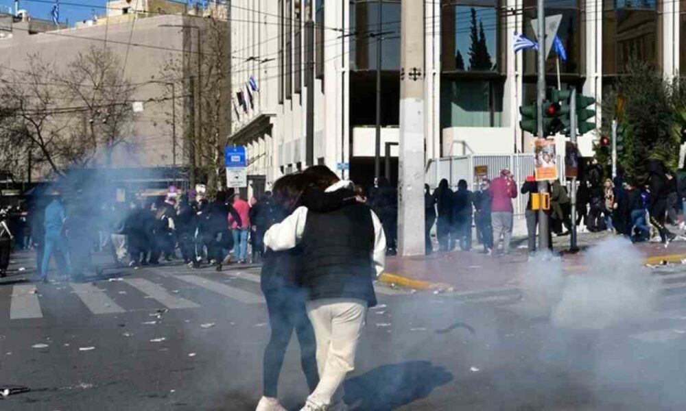 Τέμπη, Tempi train crash, επέτειος 3 χρόνια, 3rd anniversary, Σύνταγμα επεισόδια, Syntagma riots, πορεία Αθήνα, Athens protest, συλλαλητήριο, memorial rally, μολότοφ, molotov cocktails, χημικά, tear gas, αστυνομία, Greek police, δικαιοσύνη για τα Τέμπη, Justice for Tempi, τραγωδία Τεμπών, Tempi tragedy, κέντρο Αθήνας, Athens city center, συγκρούσεις, clashes, διαδηλώσεις Ελλάδα, Greece protests 2026, έκτακτη επικαιρότητα, breaking news Greece, Αθήνα τώρα,