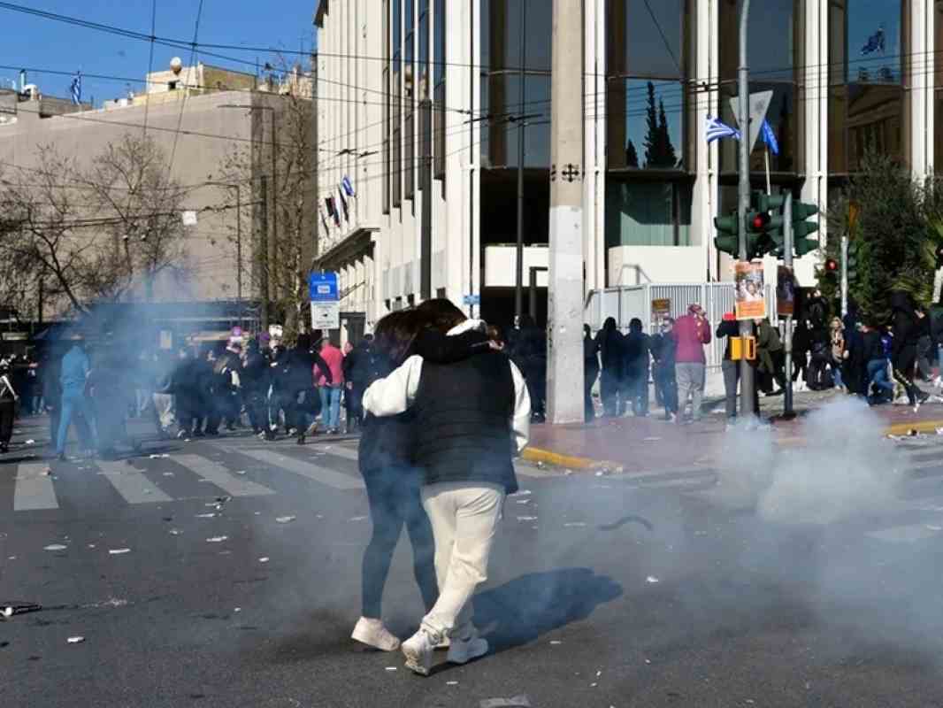 Τέμπη, Tempi train crash, επέτειος 3 χρόνια, 3rd anniversary, Σύνταγμα επεισόδια, Syntagma riots, πορεία Αθήνα, Athens protest, συλλαλητήριο, memorial rally, μολότοφ, molotov cocktails, χημικά, tear gas, αστυνομία, Greek police, δικαιοσύνη για τα Τέμπη, Justice for Tempi, τραγωδία Τεμπών, Tempi tragedy, κέντρο Αθήνας, Athens city center, συγκρούσεις, clashes, διαδηλώσεις Ελλάδα, Greece protests 2026, έκτακτη επικαιρότητα, breaking news Greece, Αθήνα τώρα,