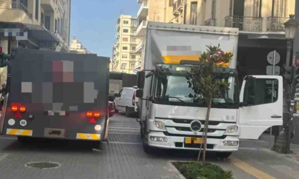 Πάτρα, κυκλοφοριακό Πάτρα, φορτοεκφορτώσεις, ωράριο τροφοδοσίας, κέντρο Πάτρας, έργα ανάπλασης Πάτρα, παράνομη στάθμευση, διπλοπαρκάρισμα, προβλήματα κίνησης, καταστήματα Πάτρα, Δήμος Πατρέων, Τροχαία Πάτρας, μεταφορικές εταιρείες, τροφοδοσία καταστημάτων, κυκλοφοριακό χάος, Patras, Patras traffic congestion, loading and unloading, delivery schedule, Patras city center, urban redevelopment Patras, illegal parking, double parking, traffic problems, Patras retail stores, Municipality of Patras, Patras Traffic Police, logistics companies, shop supply chain,