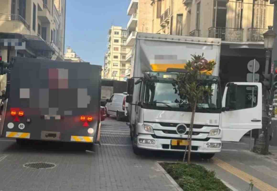 Πάτρα, κυκλοφοριακό Πάτρα, φορτοεκφορτώσεις, ωράριο τροφοδοσίας, κέντρο Πάτρας, έργα ανάπλασης Πάτρα, παράνομη στάθμευση, διπλοπαρκάρισμα, προβλήματα κίνησης, καταστήματα Πάτρα, Δήμος Πατρέων, Τροχαία Πάτρας, μεταφορικές εταιρείες, τροφοδοσία καταστημάτων, κυκλοφοριακό χάος, Patras, Patras traffic congestion, loading and unloading, delivery schedule, Patras city center, urban redevelopment Patras, illegal parking, double parking, traffic problems, Patras retail stores, Municipality of Patras, Patras Traffic Police, logistics companies, shop supply chain,
