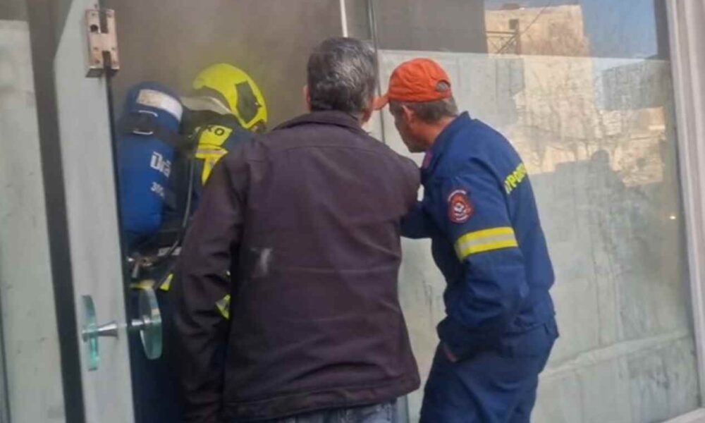 Πυρκαγιά, φωτιά, κατάστημα επιδιόρθωσης υποδημάτων, τσαγκάρικο, Ιωνίας και Βοσπόρου, Πυροσβεστική Υπηρεσία, κατάσβεση, φιάλη υγραερίου, έκτακτη είδηση, υλικές ζημιές, Fire, shop fire, shoe repair shop, cobbler shop, Ionia and Vosporou, Fire Department, fire fighting, gas cylinder, breaking news,