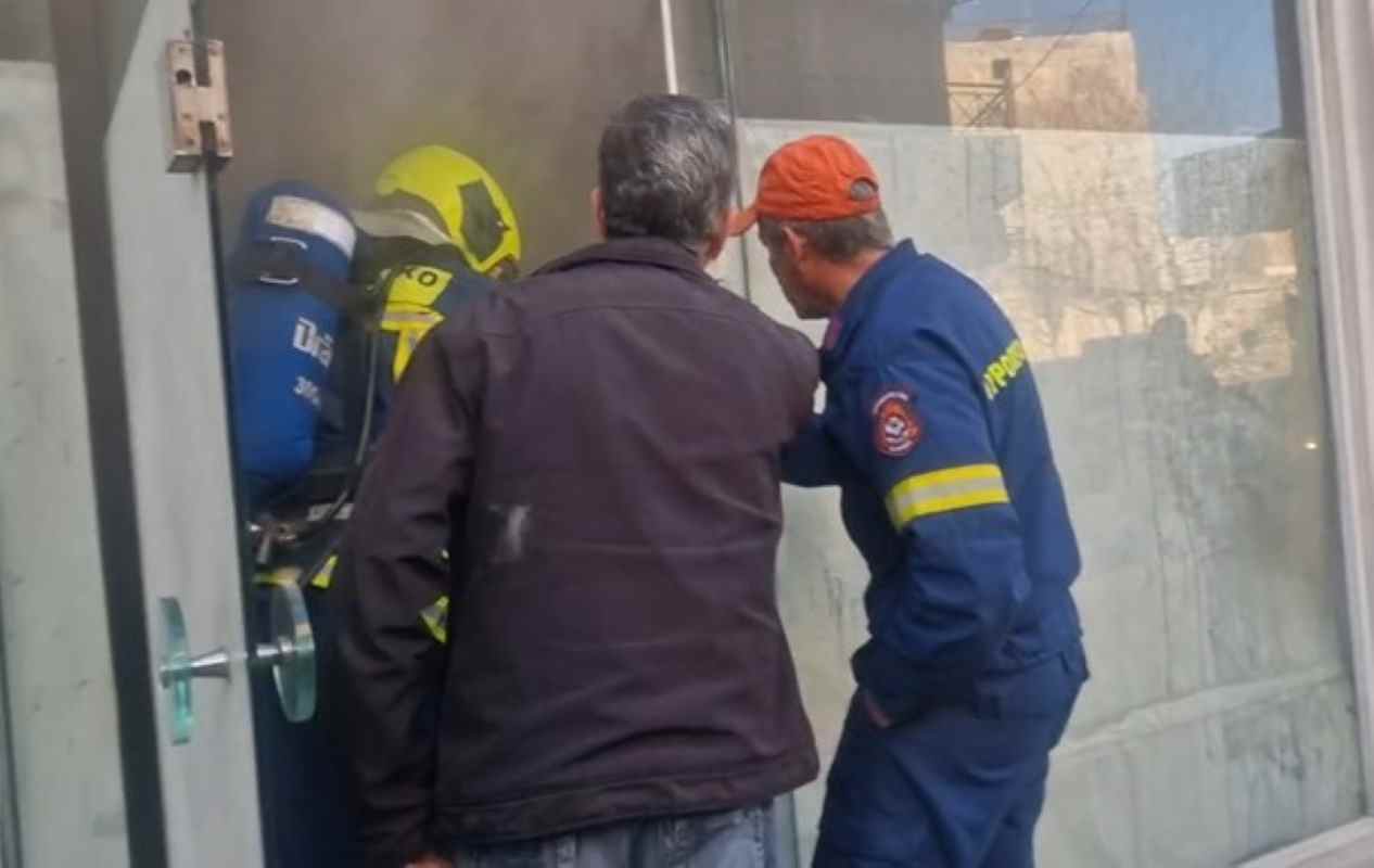 Πυρκαγιά, φωτιά, κατάστημα επιδιόρθωσης υποδημάτων, τσαγκάρικο, Ιωνίας και Βοσπόρου, Πυροσβεστική Υπηρεσία, κατάσβεση, φιάλη υγραερίου, έκτακτη είδηση, υλικές ζημιές, Fire, shop fire, shoe repair shop, cobbler shop, Ionia and Vosporou, Fire Department, fire fighting, gas cylinder, breaking news,