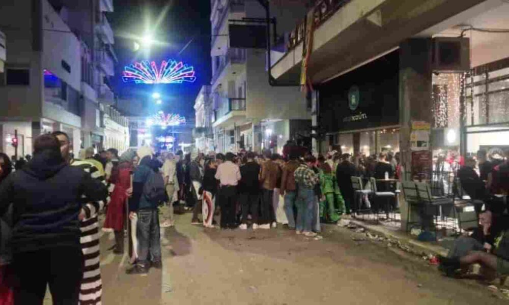 Πατρινό Καρναβάλι 2026, Patras Carnival 2026, Πάτρα διασκέδαση, Patras nightlife, εστίαση Πάτρα, Patras catering industry, υπαίθρια πάρτι, street parties Patras, κέντρο Πάτρας, Patras city center, οδός Πατρέως, Patreos street, οδός Κορίνθου, Korinthou street, οδός Ερμού, Ermou street, τριήμερο Καθαράς Δευτέρας, Clean Monday Greece, κοσμοσυρροή Πάτρα, Patras crowds, διαμαρτυρίες καταστηματαρχών, business owners complaints, οικονομικό αποτύπωμα, economic impact, καρναβαλιστές, carnival participants, sold out events Patras, τουρισμός Πάτρα, Patras tourism, μεγάλη παρέλαση, grand parade, διανυκτέρευση Πάτρα, Patras accommodation, υπαίθριο εμπόριο,