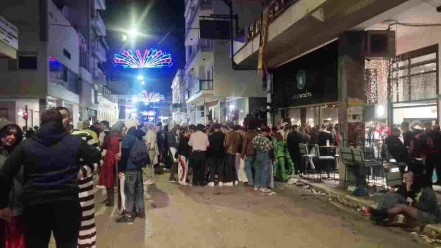 Πατρινό Καρναβάλι 2026, Patras Carnival 2026, Πάτρα διασκέδαση, Patras nightlife, εστίαση Πάτρα, Patras catering industry, υπαίθρια πάρτι, street parties Patras, κέντρο Πάτρας, Patras city center, οδός Πατρέως, Patreos street, οδός Κορίνθου, Korinthou street, οδός Ερμού, Ermou street, τριήμερο Καθαράς Δευτέρας, Clean Monday Greece, κοσμοσυρροή Πάτρα, Patras crowds, διαμαρτυρίες καταστηματαρχών, business owners complaints, οικονομικό αποτύπωμα, economic impact, καρναβαλιστές, carnival participants, sold out events Patras, τουρισμός Πάτρα, Patras tourism, μεγάλη παρέλαση, grand parade, διανυκτέρευση Πάτρα, Patras accommodation, υπαίθριο εμπόριο,