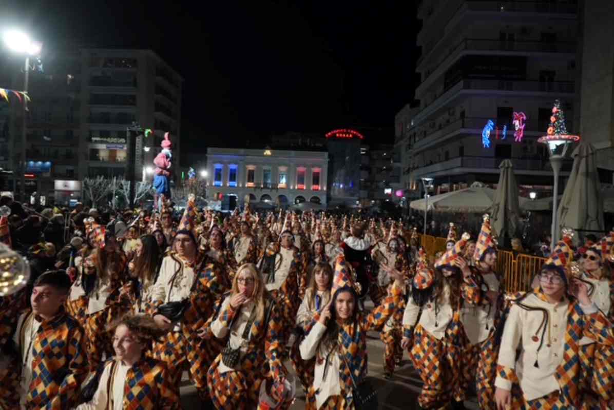 Καρναβάλι, Carnival, Νυχτερινή Παρέλαση, Night Parade, Σάββατο 21 Φεβρουαρίου, Saturday February 21, Έκρηξη Κεφιού, Celebration Explosion, Ποτάμι Χαράς, River of Joy, Πατρινο Καρναβάλι, Patras Carnival, Μεγάλο Πάρτυ, Giant Party, Καρναβαλιστές, Carnival Participants, Χορός στους Δρόμους, Street Dancing, Πολιτιστικές Εκδηλώσεις, Cultural Events, Τουρισμός Ελλάδα, Greece Tourism, Φεστιβάλ, Festival, Αποκριές, Apokries, Παραδοσιακό Καρναβάλι,