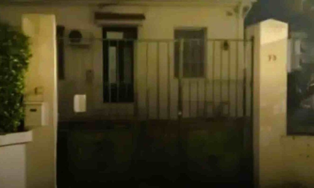 Πάτρα, Εγλυκάδα, διάρρηξη, νεκρές αδελφές, οδός Μαραθωνομάχων, αστυνομική έρευνα, Ασφάλεια Πατρών, κλοπή λίρες, διάρρηξη σπιτιού, αστυνομική είδηση Πάτρα, δύο αδελφές νεκρές, ανιψιός θυμάτων, αυτοψία αστυνομίας, σφράγιση σπιτιού, Patras, Eglykada, burglary, dead sisters, Marathonomachon street, police investigation, Patras Police, gold sovereigns theft, house robbery, Patras news, crime news Greece, victims nephew, police forensics,