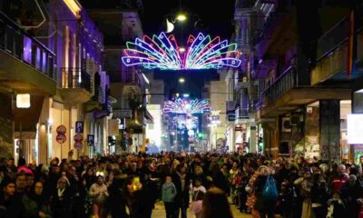 Πατρινό Καρναβάλι, Patras Carnival, Πάτρα, Patra, Καρναβάλι 2026, Carnival 2026, διασκέδαση, entertainment, τουρισμός Πάτρα, Patras tourism, Πλατεία Γεωργίου, George Square Patras, εκδηλώσεις Πάτρα, Patras events, καρναβαλιστές, masqueraders, νυχτερινή ποδαράτη, night parade Patras, Ρήγα Φεραίου, Riga Feraiou, Μαιζώνος, Maizonos street, ρεκόρ προσέλευσης, record attendance, Ελλάδα καρναβάλι,
