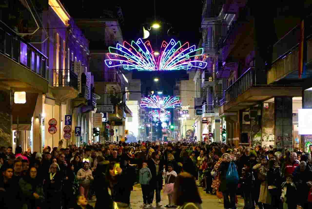 Πατρινό Καρναβάλι, Patras Carnival, Πάτρα, Patra, Καρναβάλι 2026, Carnival 2026, διασκέδαση, entertainment, τουρισμός Πάτρα, Patras tourism, Πλατεία Γεωργίου, George Square Patras, εκδηλώσεις Πάτρα, Patras events, καρναβαλιστές, masqueraders, νυχτερινή ποδαράτη, night parade Patras, Ρήγα Φεραίου, Riga Feraiou, Μαιζώνος, Maizonos street, ρεκόρ προσέλευσης, record attendance, Ελλάδα καρναβάλι,