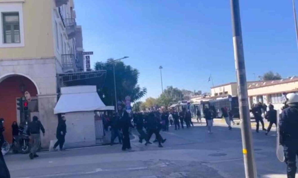 Τέμπη, επέτειος 3 χρόνια, Πάτρα, συλλαλητήριο Πάτρα, επεισόδια Πάτρα, πορεία Τέμπη, αντεξουσιαστές, ΟΣΕ Πάτρα, Πλατεία Γεωργίου, αστυνομία, ΜΑΤ, ένταση σήμερα, ειδήσεις Πάτρα, δικαιοσύνη για τα Τέμπη, Tempi train crash anniversary, Tempi 3 years, Patras protest, Patras riots, Greece protests today, Tempi tragedy, clashes Patras, anti-authoritarian group, Greek police, MAT, Patras news, justice for Tempi,