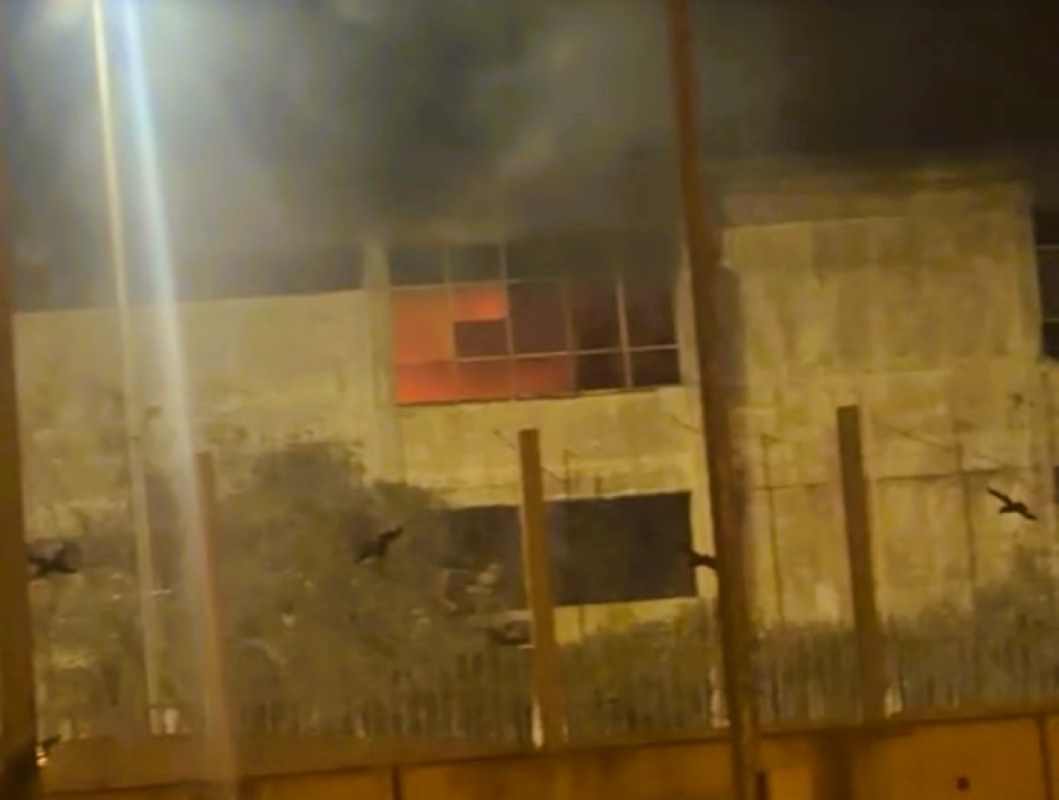 Πυρκαγιά Πάτρα, Patras fire, εργοστάσιο Λαδόπουλου, Ladopoulos factory fire, φωτιά Λαδόπουλος, Ladopoulos complex, Ακτή Δυμαίων, Akti Dymaion, Πυροσβεστική Πάτρας, Fire Department Patras, εγκαταλελειμμένα κτίρια Πάτρα, abandoned buildings Patras, βιομηχανικά κτίρια φωτιά, industrial building fire Greece, ειδήσεις Πάτρα, Patras news today, επεισόδιο Λαδόπουλος σήμερα, Ladopoulos Patras safety, ασφάλεια πόλης Πάτρα, industrial heritage risk, Western Greece news, φωτιά σε σκουπίδια, πυρκαγιά βιομηχανικό συγκρότημα,